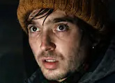 Austin Abrams - trai đẹp 'mệnh khổ' của năm: Chiến đấu sống còn nơi vùng đất quỷ dữ và sắp bị cá voi nuốt chửng!