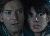 Anne Hathaway và Ewan McGregor chiến đấu với khủng long trong Ngày tàn của Phố Oak