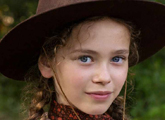Gặp gỡ Alice Halsey - Laura Ingalls mới của Ngôi nhà nhỏ trên thảo nguyên phiên bản Netflix